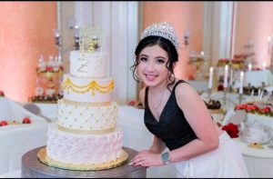 Glamorous quinceañera celebration at Astoria Banquets with a beautifully decorated cake table and elegant arrangements. Celebración de quinceañera glamorosa en Astoria Banquets con una mesa de pastel hermosamente decorada y elegantes arreglos