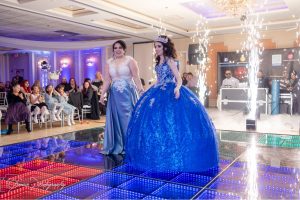 Luxurious quinceañera event at Astoria Banquets with a beautifully decorated ballroom and grand chandelier. Evento de quinceañera de lujo en Astoria Banquets con un salón de baile hermosamente decorado y gran candelabro. Astoria Banquets Quinceanera, XV, Buffalo Grove, Palatine, Arlington Heights, Chicago