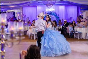 Evento de quinceañera de lujo en Astoria Banquets con mesas decoradas y centros de mesa hermosos,