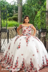 Astoria Banquets, All-inclusive venue, Chicago and suburb, quinceanera venue, serving Schaumburg, Waukegan, Mundelein, Palatine, Wheeling, Streamwood, Lombard, Melrose Park area banquet hall