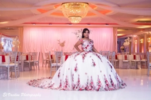 Quinceañera celebration at Astoria Banquets, Celebración de quinceañera glamorosa en Astoria Banquets